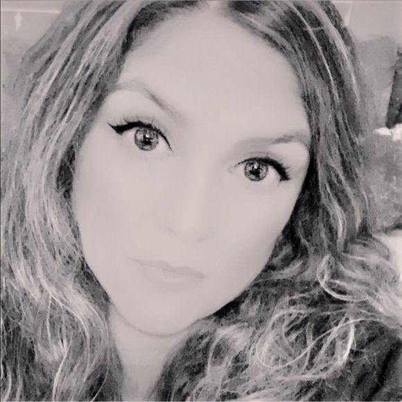 Profile Picture of Shelly Lacomba (@deltolentino) on Poshmark