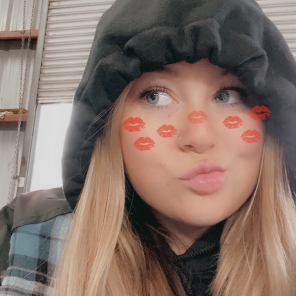 Profile Picture of Lindsey Furgerson (@linddseeyy) on Poshmark