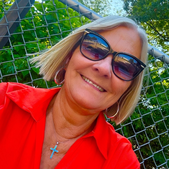 Profile Picture of Dana Vanderboegh (@dvanderboegh) on Poshmark