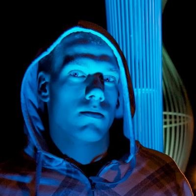 Profile Picture of Andrew Catlin (@onewithsawdust) on Twitter