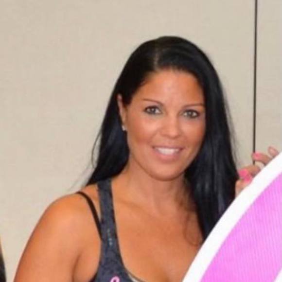 Profile Picture of Tara Stellon (@tarastellon) on Poshmark