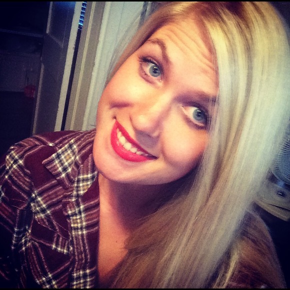 Profile Picture of Abbie Sivard (@abbie_raine) on Poshmark