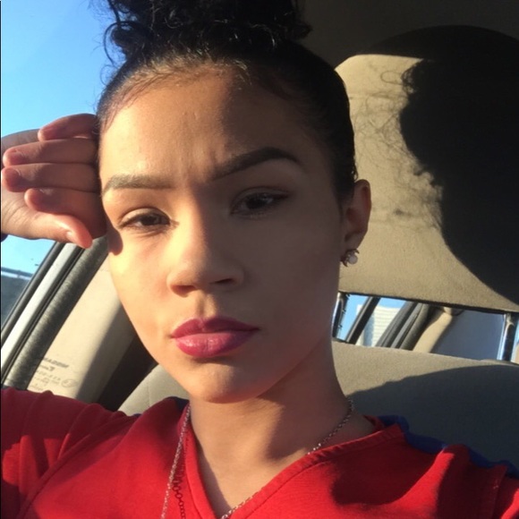 Profile Picture of Nicolette Thomas (@nkthomas12) on Poshmark