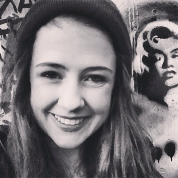 Profile Picture of Julianne Fox (@juliannefoxy) on Poshmark