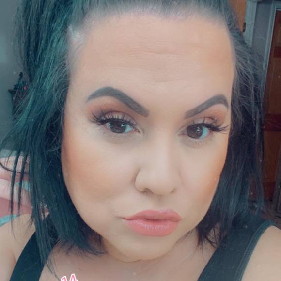 Profile Picture of Laura Gossett (@sweet_laura) on Poshmark