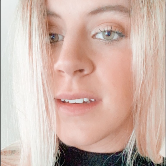 Profile Picture of Alaina Tews (@laintews_) on Poshmark