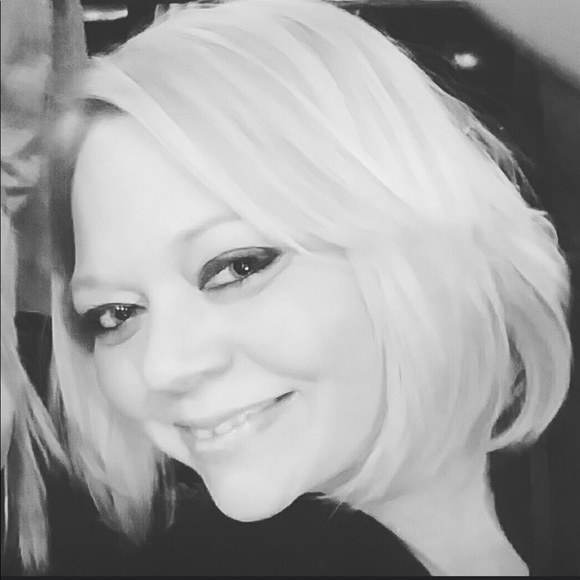 Profile Picture of Melissa Pool (@lissa61680) on Poshmark