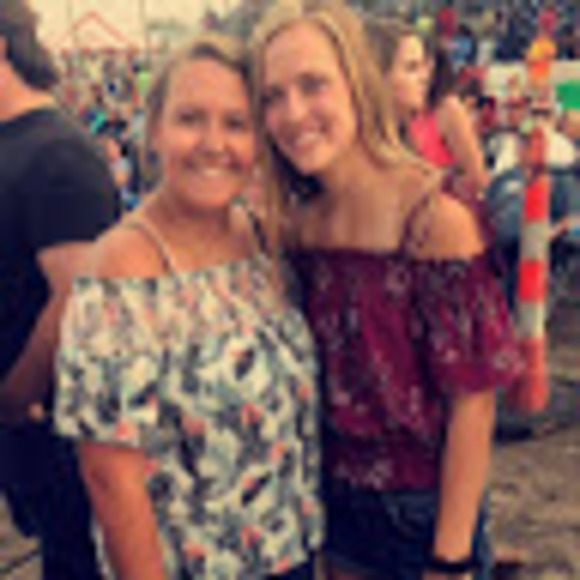 Profile Picture of Julia Graff (@jgraff20) on Poshmark