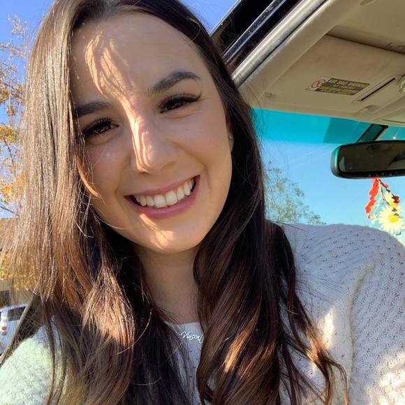 Profile Picture of Andrea Robledo (@andiinicolee) on Poshmark