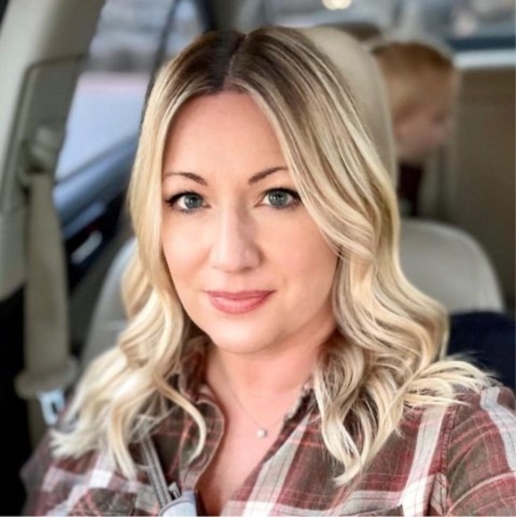 Profile Picture of Kate Decker (@katesmailbox) on Poshmark