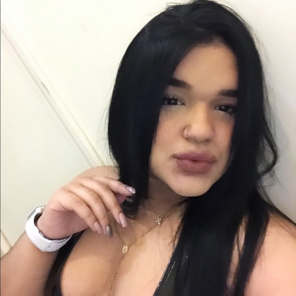 Profile Picture of Daniela Araujo (@danielacah) on Poshmark