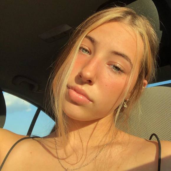 Profile Picture of Destinie Schoonover (@dschooie) on Poshmark