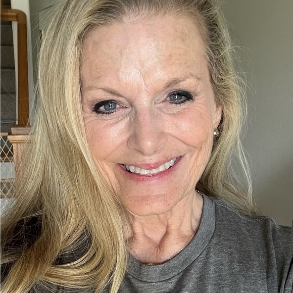 Profile Picture of Kelly Cornelsen (@kellycornelsen) on Poshmark