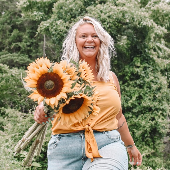 Profile Picture of Emma Rowsell (@empretty) on Poshmark