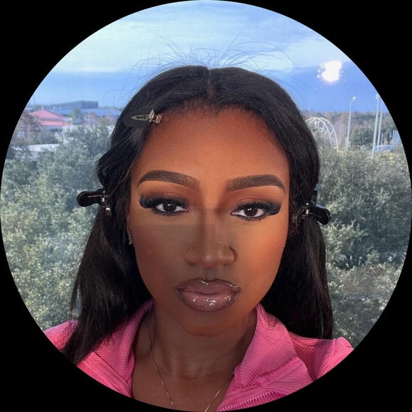 Profile Picture of Cayla Wilson (@wilsoncayla014) on Poshmark