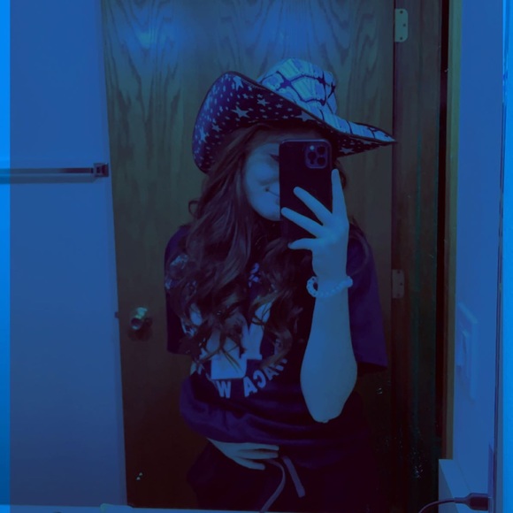 Profile Picture of Allie Birdsill (@allie_birdsill) on Poshmark