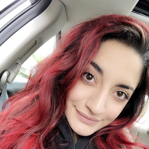 Profile Picture of Dena Mgrdichian (@denamgrdichian) on Poshmark