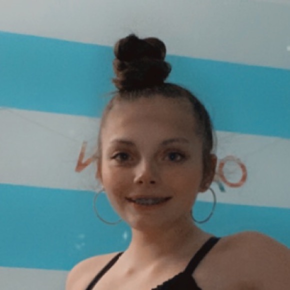 Profile Picture of Alexis Meece (@21alexism) on Poshmark