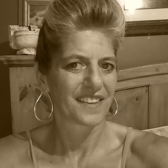 Profile Picture of Lisa Prator (@lisaprator) on Poshmark