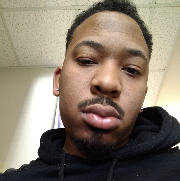 Profile Picture of Anthony Potts (@apotts037) on Poshmark