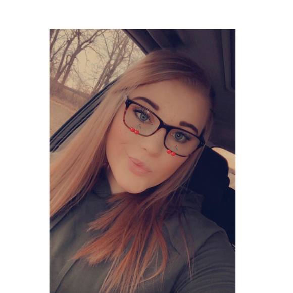 Profile Picture of Lillian Sims (@21simli) on Poshmark