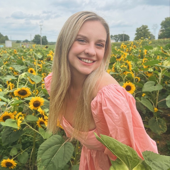 Profile Picture of Rachel Sivy (@rachelsivy) on Poshmark