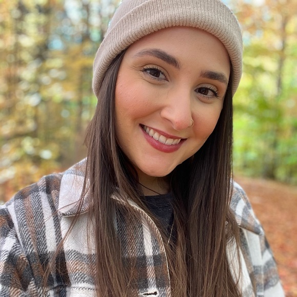 Profile Picture of Julia Alexandra (@juliariviglia) on Poshmark