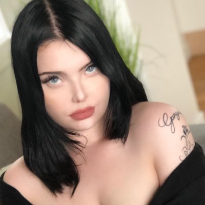 Profile Picture of Sarah Karim (@sarahkarim17) on Twitter