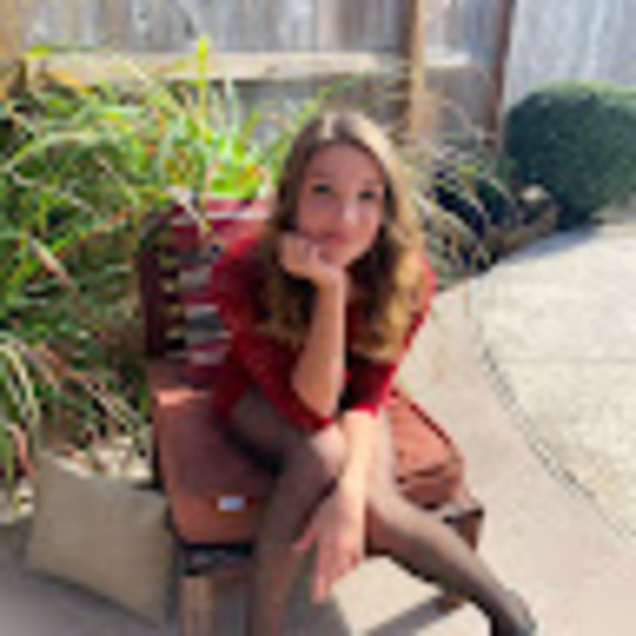 Profile Picture of Aimee Rosato (@livinaimlesslee) on Poshmark