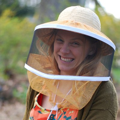 Profile Picture of Sarah Plonski (@Sarahplusbees) on Twitter