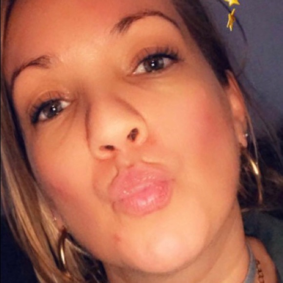 Profile Picture of Ivanilda Silva (@ivasouza) on Poshmark