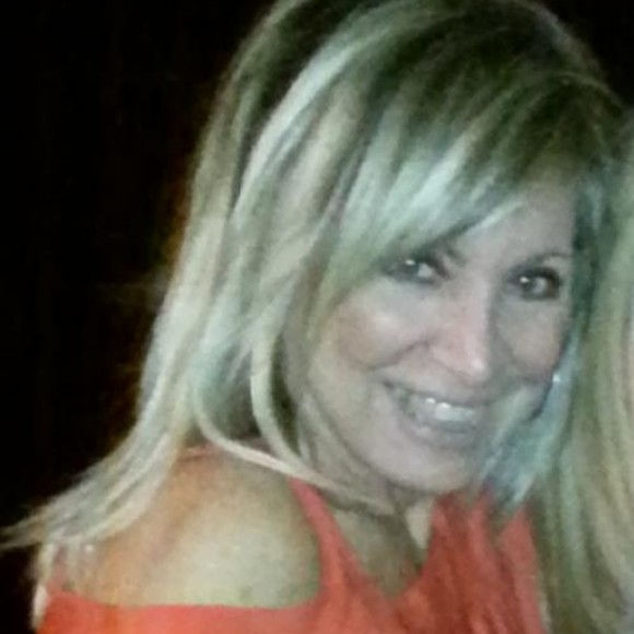 Profile Picture of Teresa Minichello (@t_minichello) on Poshmark