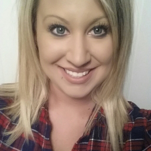 Profile Picture of Amy Kelley (@apk51212) on Poshmark