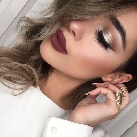 Profile Picture of Rose Bates (@roselumierexo) on Poshmark