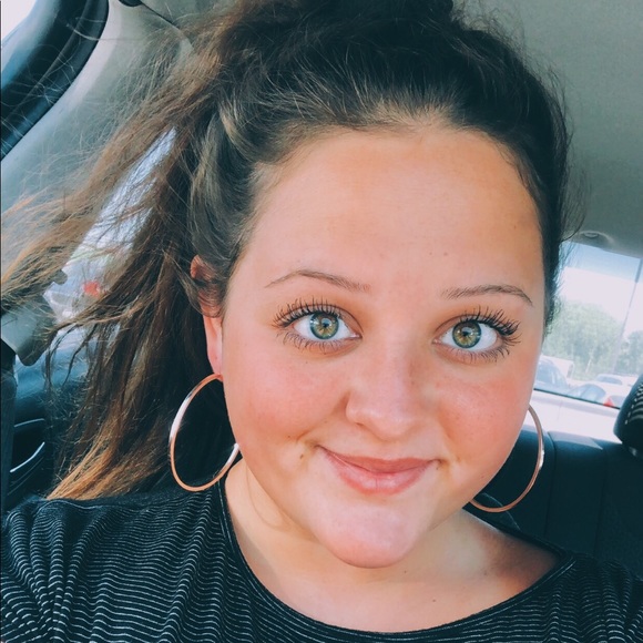 Profile Picture of Alaina Stumbris (@alainastumbris) on Poshmark