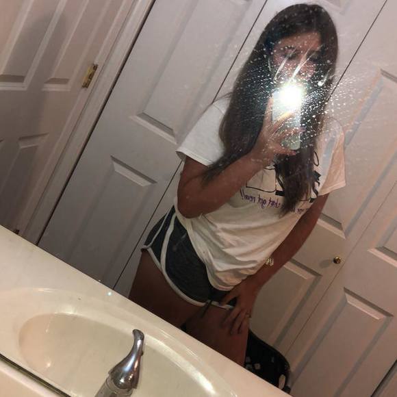 Jordyn Feese - Poshmark Profile Picture of Jordyn Feese (@jordynfeese) on Poshmark