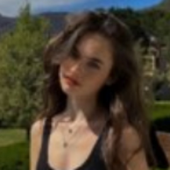 Profile Picture of Anabella James (@anabelwj734) on Poshmark