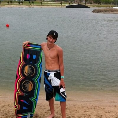 Profile Picture of Kyle Grover (@surfnboard13) on Twitter
