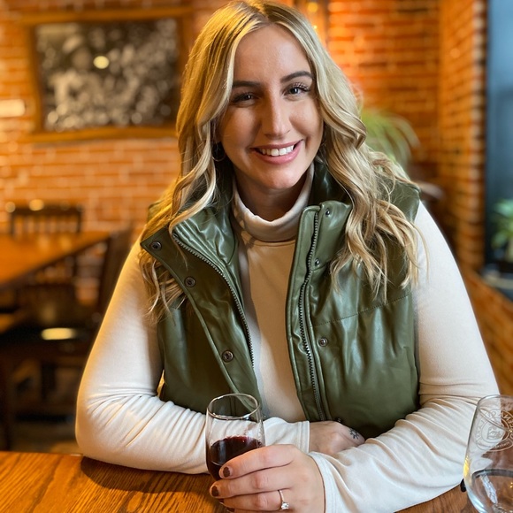 Profile Picture of Amanda Badner (@abadner13) on Poshmark