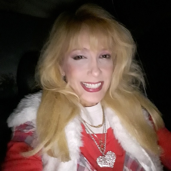 Profile Picture of Heather Desaegher (@hdesaegher) on Poshmark