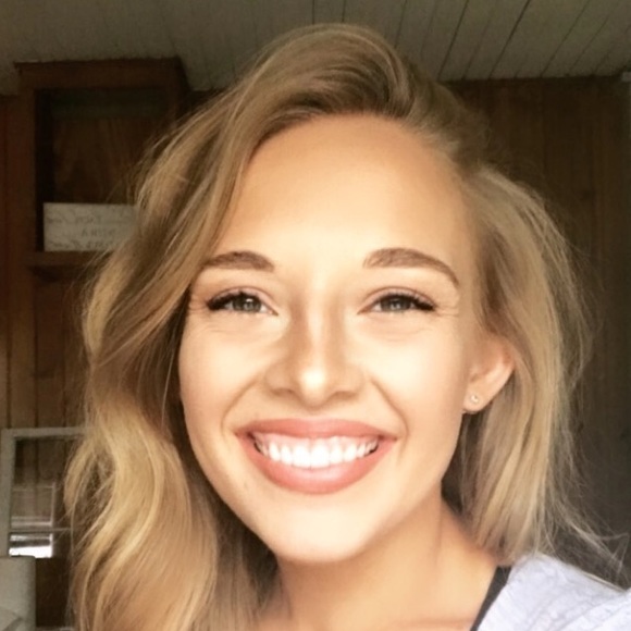 Profile Picture of Marisa Macvey (@marisamacvey) on Poshmark