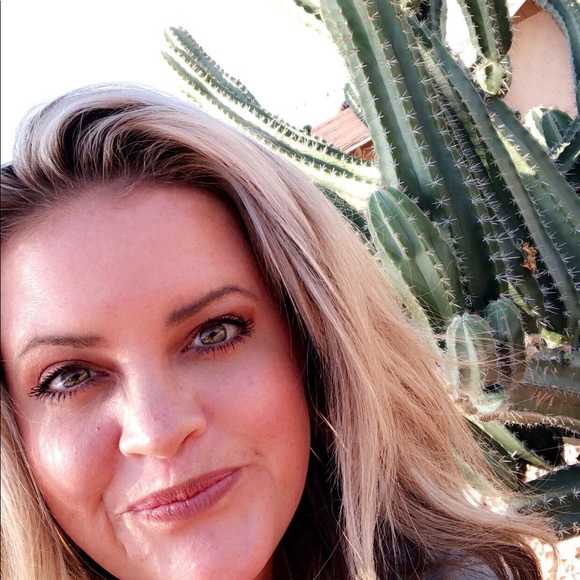 Profile Picture of Jena Swarner (@jenaswarner) on Poshmark