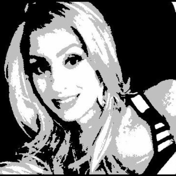 Profile Picture of Tania Saide (@tasaide) on Poshmark