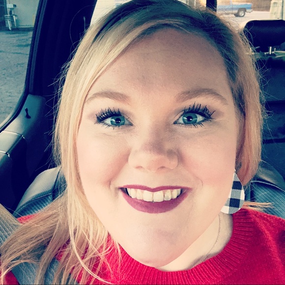 Profile Picture of Alexis Fetner (@afetner) on Poshmark