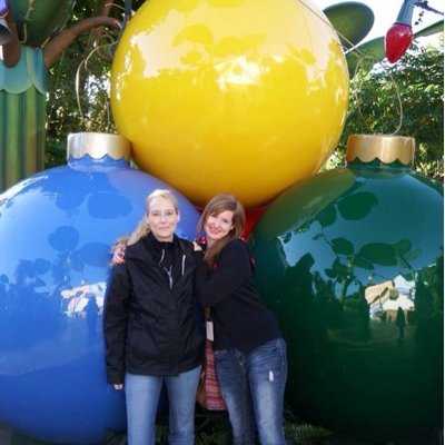 Profile Picture of Lori (@loricasterline) on Twitter