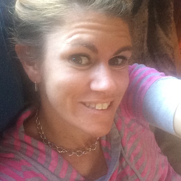 Profile Picture of Robin Hevly (@hevchev) on Poshmark