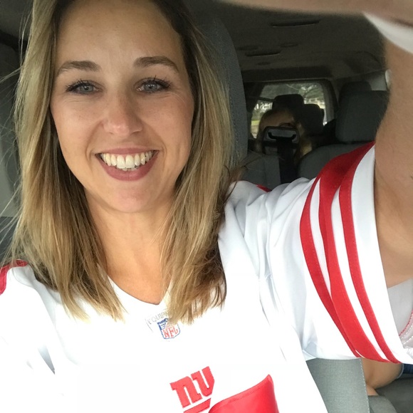 Profile Picture of Erin Clift (@erinpoge) on Poshmark