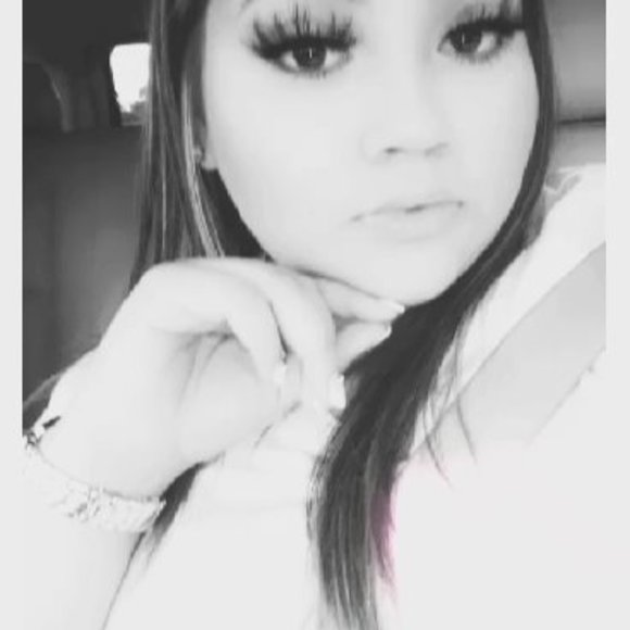 Profile Picture of Bianca Lerma (@biancam101811) on Poshmark