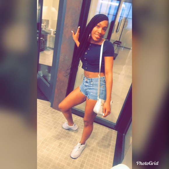 Profile Picture of Deandrea Perkins (@deandrea29) on Poshmark