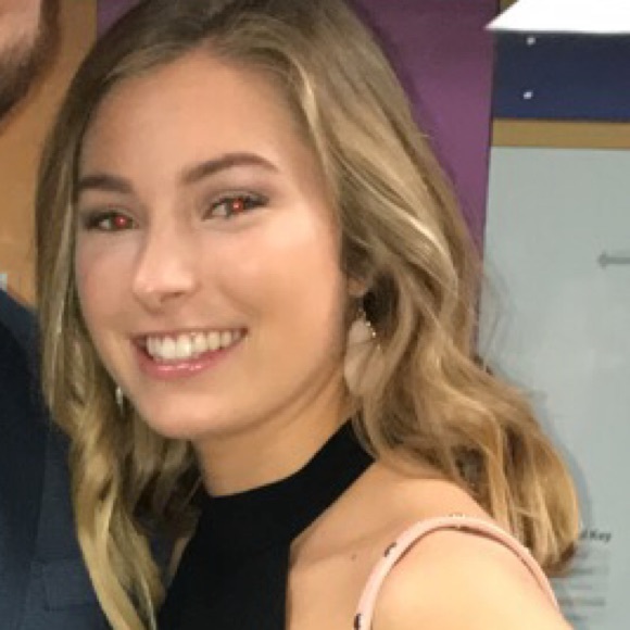 Profile Picture of Lexy Goellner (@lexygoellner) on Poshmark